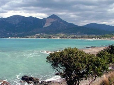 أطلالها تجمع بين البحر والجبل لتشكل لوحة فنية نادرة.. اللاذقية مخزون طبيعي ومواقع للاصطياف