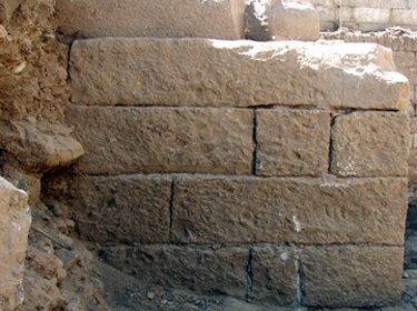 اكتشاف الجزء اليساري السفلي لبوابة السويداء الغربية الأثرية القديمة 