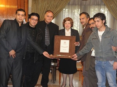 د. العطار تسلم عائلة الفنان الشهيد ياسين بقوش وسام الاستحقاق السوري