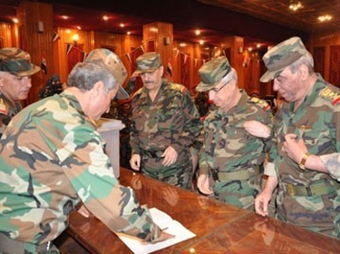 وزير الدفاع ورئيس هيئة الأركان وعدد من كبار الضباط يدلون بأصواتهم