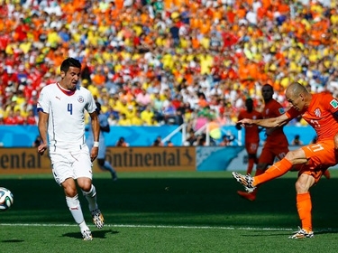 هولندا تبلغ دور الـ 16 بالعلامة الكاملة وتشيلي ثانية