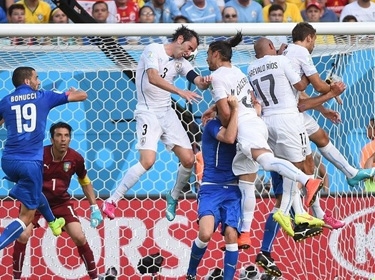 غودين يقود الأوروغواي إلى ثمن نهائي مونديال 2014 ويحجز تذكرة العودة لإيطاليا