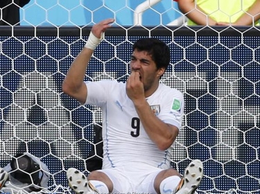  العضّاض سواريز.. كلاكيت ثالث مرة