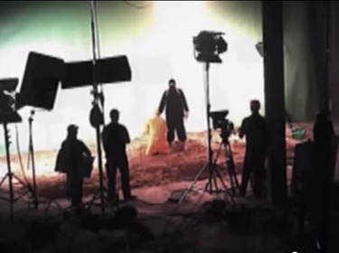 بالفيديو ..  تسريب كواليس أحد أفلام داعش المفبركة !