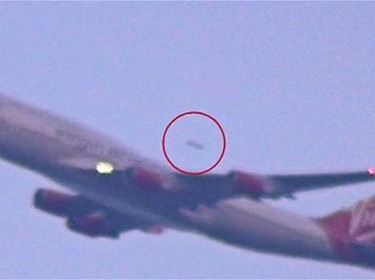  بالفيديو .. جسم غريب يجتاز طائرة بعد إقلاعها