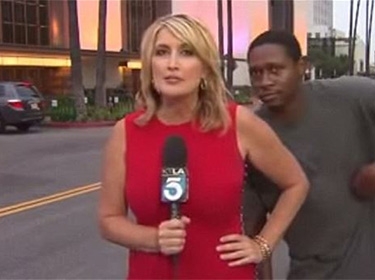  بالفيديو .. مشهد مضحك مباشرة على الهواء