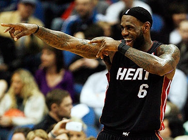 الملك ليبرون جيمس يدخل تاريخ كرة السلة الامريكية من اوسع ابوابها 