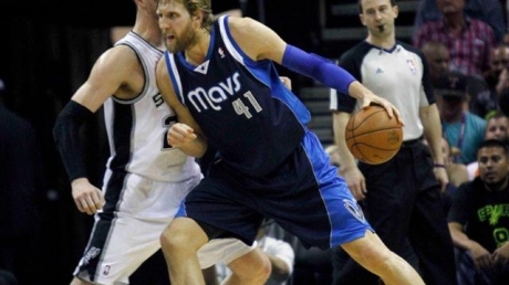 ليونارد يقود سبيرز لتخطي مافريكس في دوري كرة السلة الأمريكي