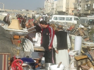 أسواق للمسروقات على أطراف المدن.. هل أسقطت الحرب قيم السوريين وأخلاقهم.. أم الحاجة تبرر الوسيلة؟