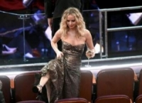 بالصور.. جينيفر لورنس تصدم الجميع بتصرفاتها الغريبة في الأوسكار