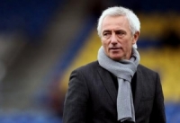 مدرب أستراليا سيدفع من جيبه الخاص أتعاب مساعديه