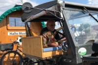 عجوز ألماني يصل موسكو بجرار زراعي قبل مواجهة المكسيك