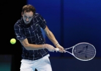 ميدفيديف يهزم ديوكوفيتش في البطولة الختامية للتنس