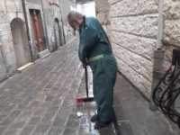 الحاجة وحدها أجبرت عامل النظافة أبو النور للعمل بيد واحدة وبحقوق مهدورة بدمشق