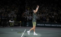 لاعب التنس الدنماركي/ هولغر رون/ يتوج بلقب بطولة باريس للتنس