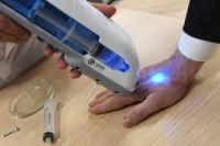 العلماء الروس يبتكرون جهازاً قادراً على وقف النزيف وخياطة الجروح بـ البوليمرات الحيوية