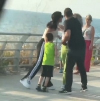 عراك بالأيدي بين ماغي بو غصن وسيدة في الشارع