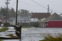 الإعصار( لي ) يصل إلى كندا محملاً برياح قوية