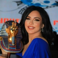 سلاف فواخرجي تهدي تكريمها في مصر لبلدها سورية