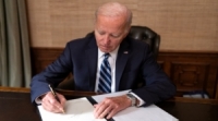 بايدن يوقع مشروع قانون تمويل مؤقت لتجنب إغلاق حكومي  لا يشمل مساعدات لأوكرانيا