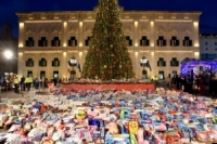 مقالة: الأمريكيون والأوروبيون يشدون الأحزمة على البطون في موسم عيد الميلاد 2023