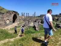 سيّاح من جنسيات مختلفة.. جهينة نيوزآثار بصرى الشام أعجوبة فنية فريدة