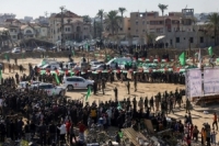 المقاومة الفلسطينية تسلّم 3 أسرى إسرائيليين في خان يونس في إطار الدفعة السادسة من عملية التبادل