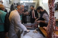 إتلاف لحوم فاسدة وتنظيم ضبوط في سوق اللحوم بالزبلطاني وباب سريجة 