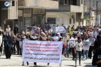 احتجاج عشرات الأهالي في مدينة الحسكة تنديداً بمنع وصول المساعدات إلى الساحل السوري