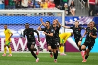 في كأس العالم تأهل كندا للمرة الأولى في تاريخها لثمن نهائي كأس العالم على حساب جنوب أفريقيا
